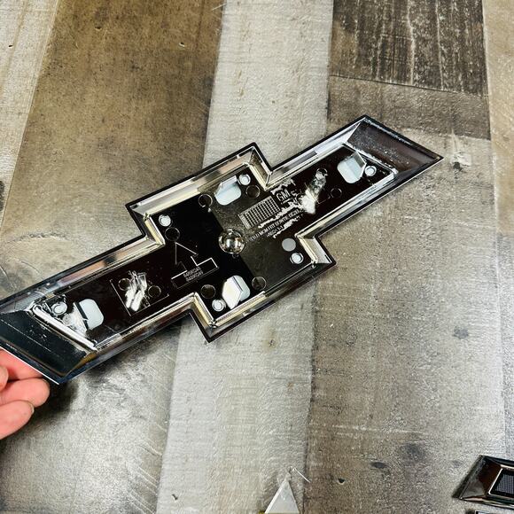 2022-2024 Chevrolet Silverado 1500 Bowtie Emblem GM OEM NEW 84890248 - Picture 2 of 6